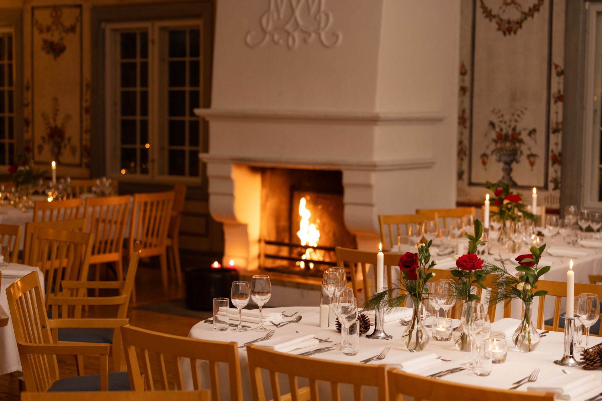 Pyntet bord, peisen er tent og det er en lun stemning i Festsalen