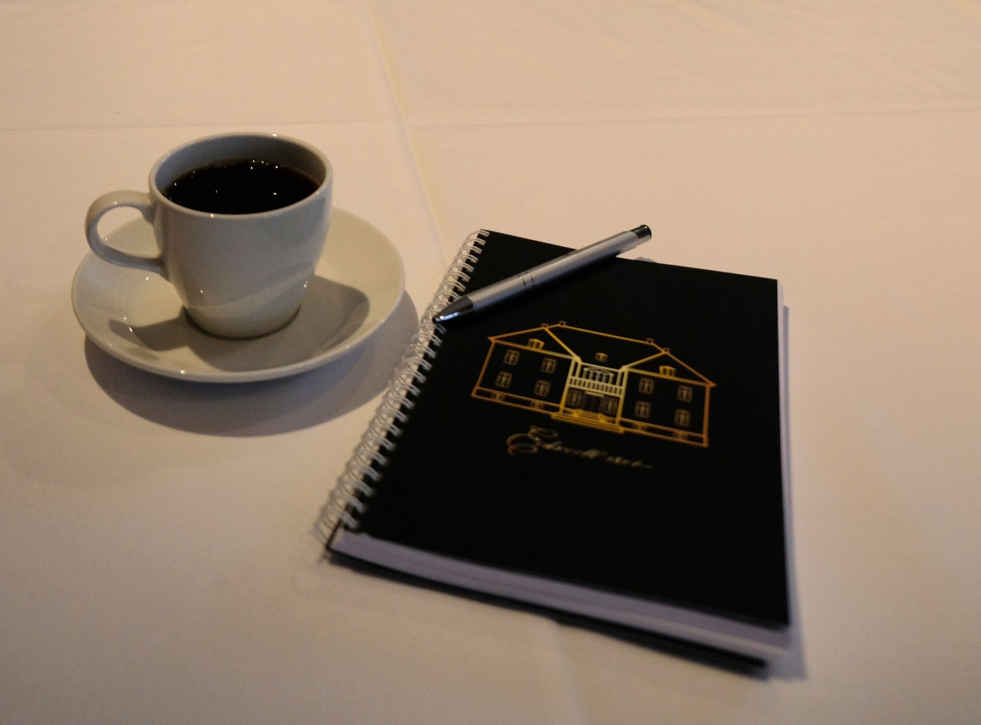 Gruppe mennesker rundt et trebord med bærbare datamaskiner, nettbrett og notatbøker. Samarbeid, idémyldring.