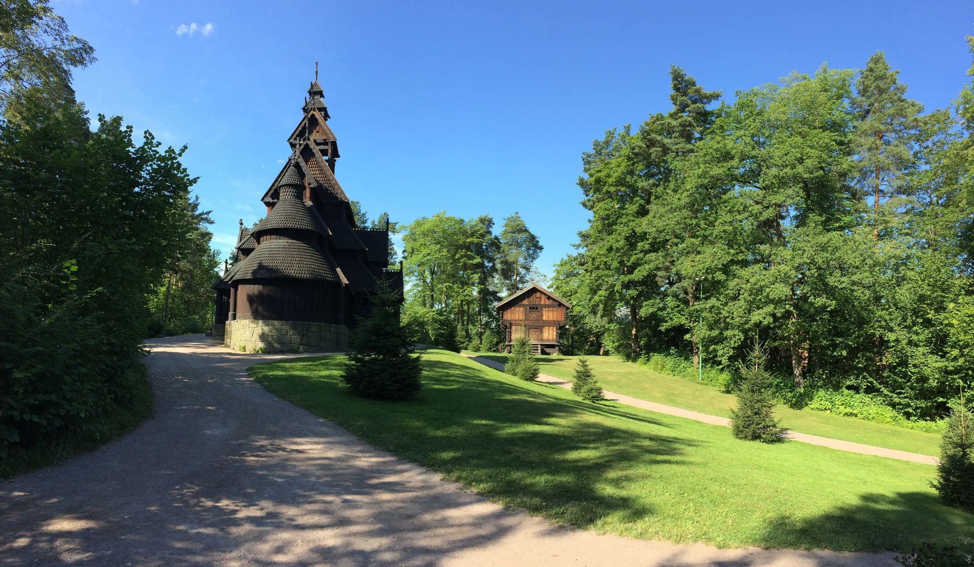 Omvisning ved Eidsvoll 1814. Omviser har på seg drakt.