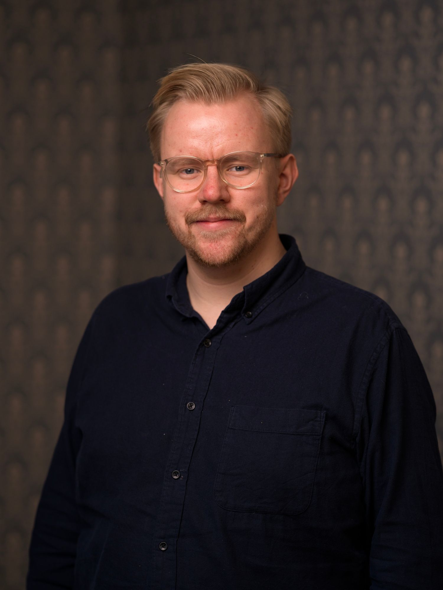 To servitører som dekker bordet i Festsalen på Gjestestuene