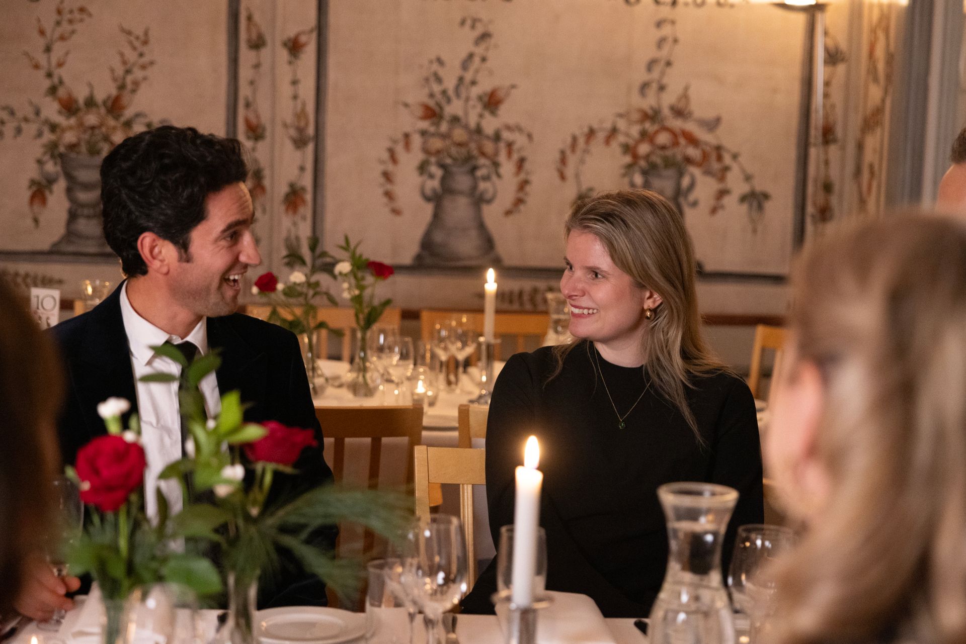 Konfirmant som står ute i de flotte grønne omgivelsene hos Bogstad Gård