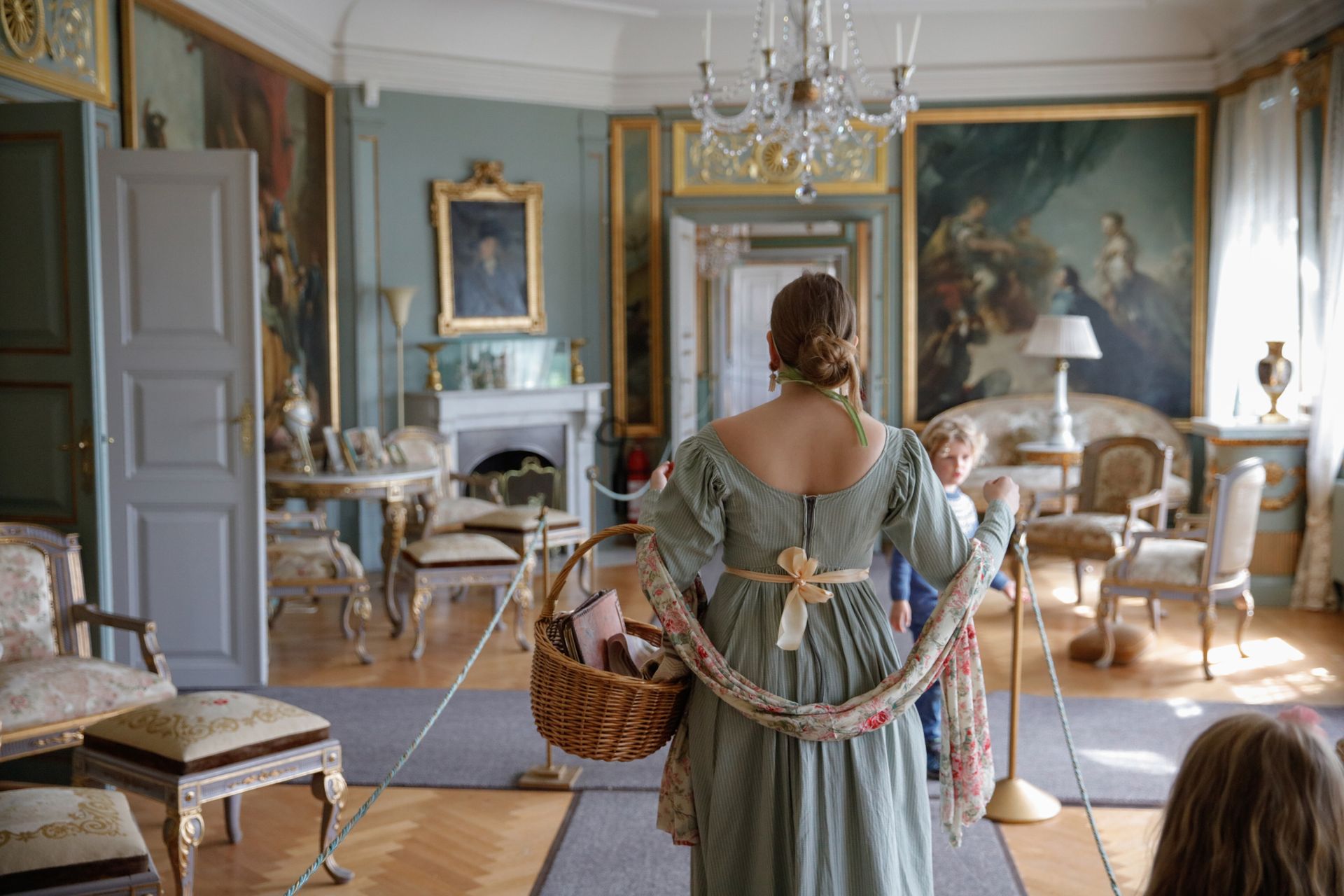 Omvisning ved Bogstad Gård. Omviser har på seg drakt.