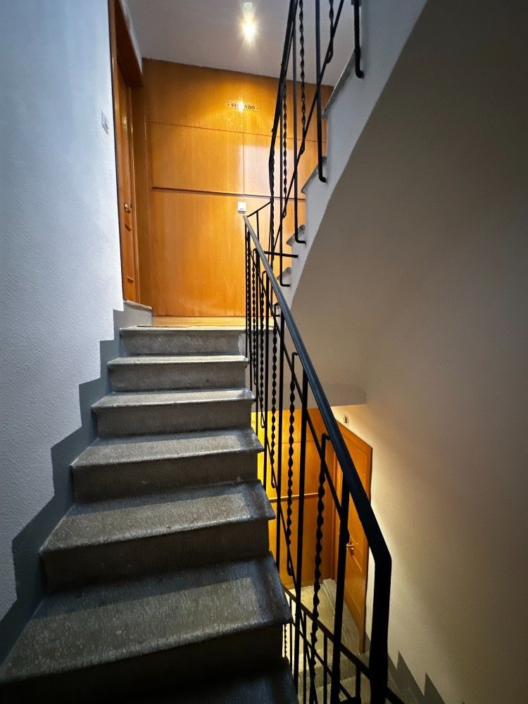 Escaleras apartamento Santo Domingo en Guadalajara de corta estancia | AT Home Apartamentos