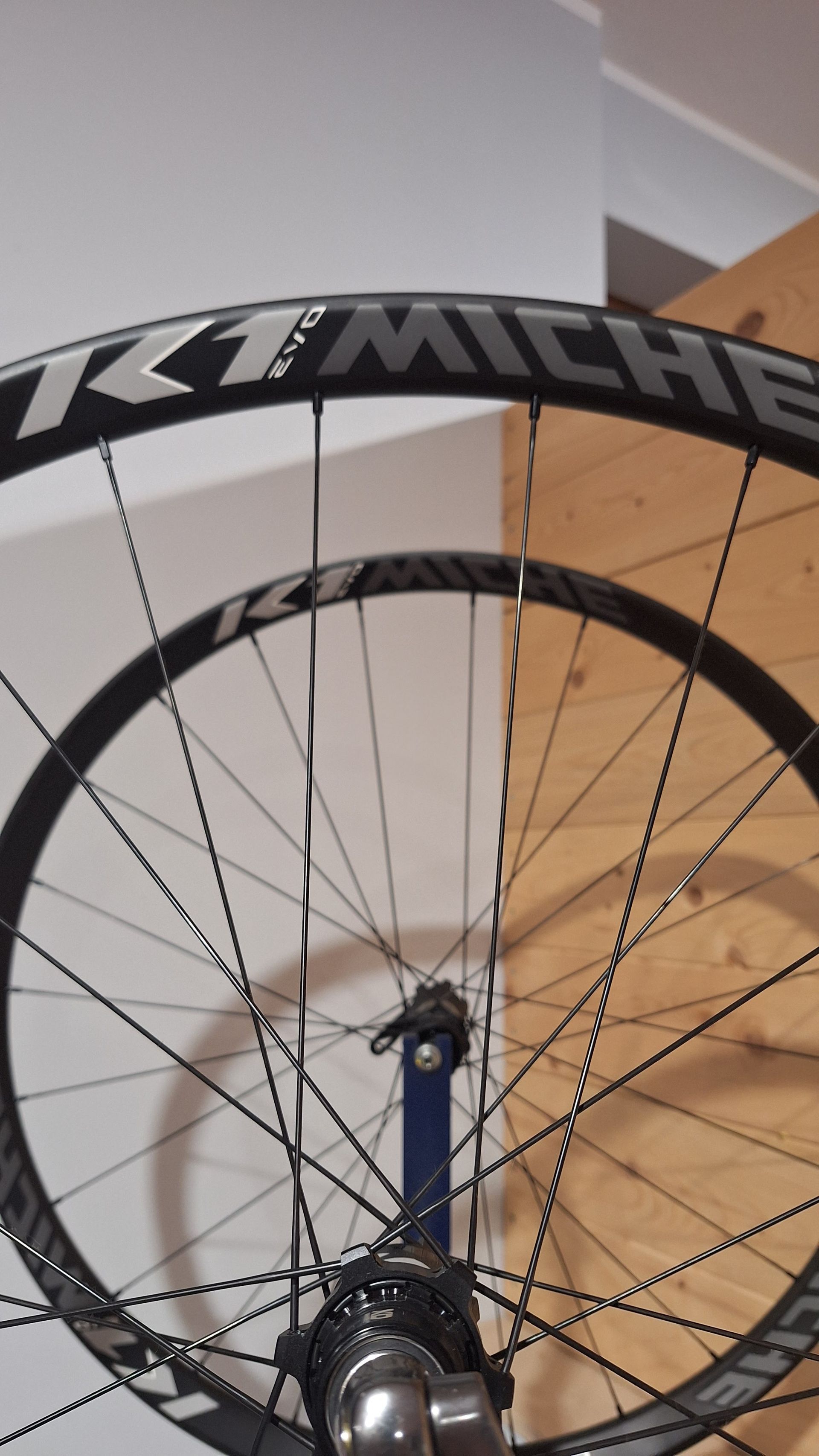 Un paio di ruote di bicicletta con la parola miche su di esse