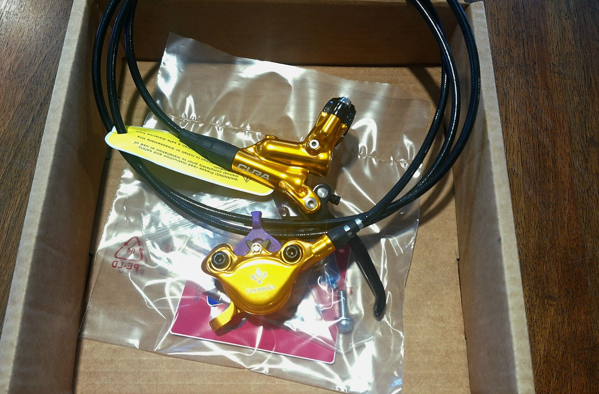 Un freno di bicicletta giallo è in un sacchetto di plastica