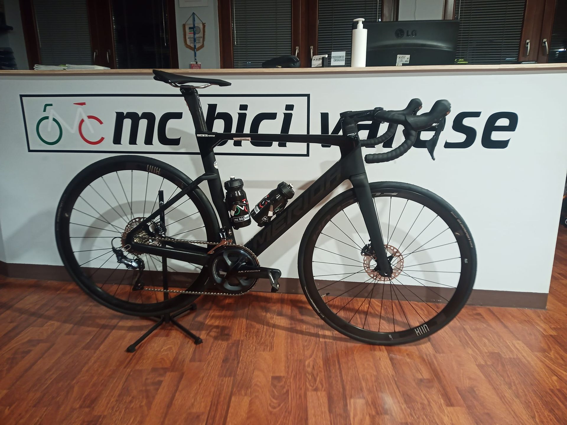 Una bicicletta è parcheggiata davanti a un cartello che dice mc bici