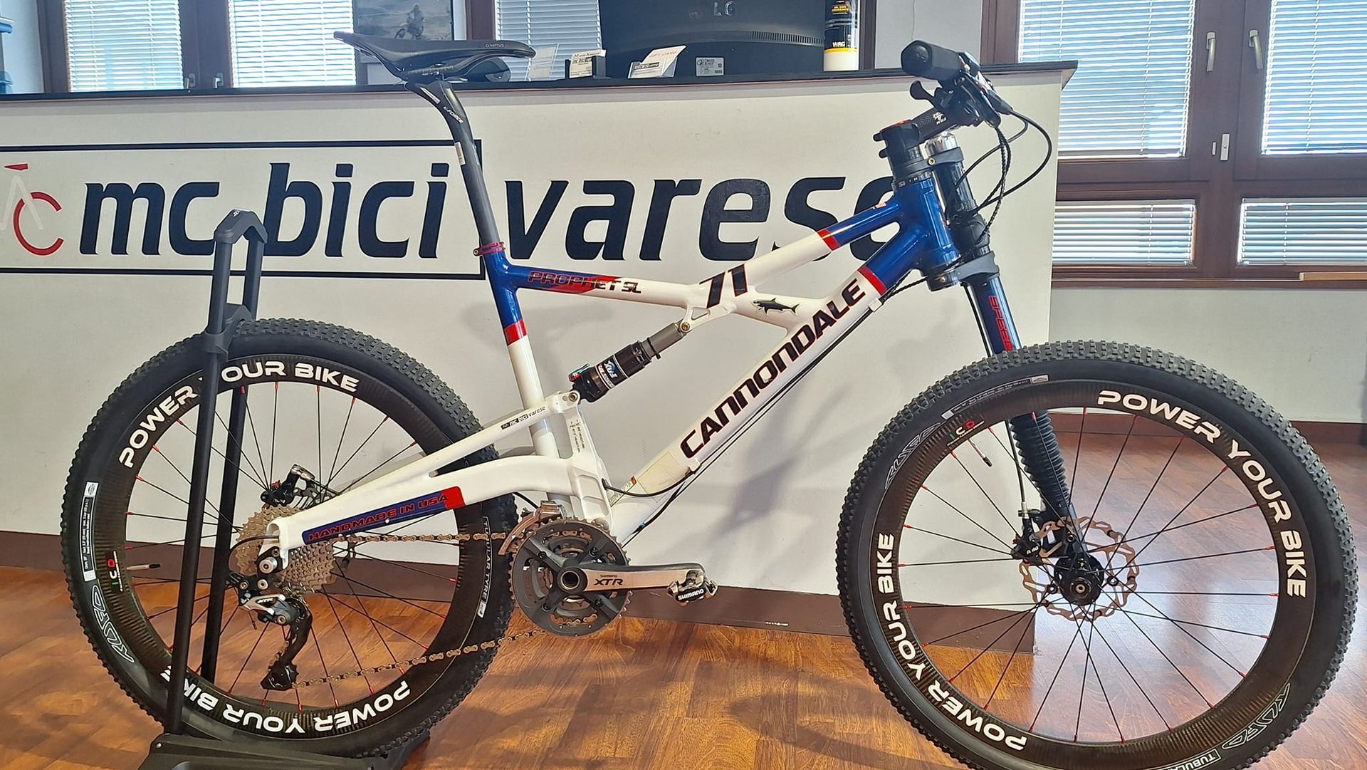 Una bicicletta cannondale è esposta in un negozio