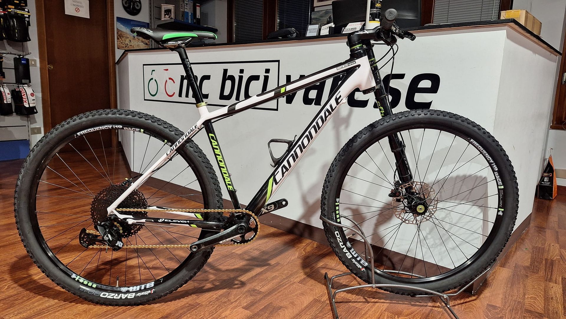 Una bicicletta è parcheggiata davanti al bancone di un negozio.