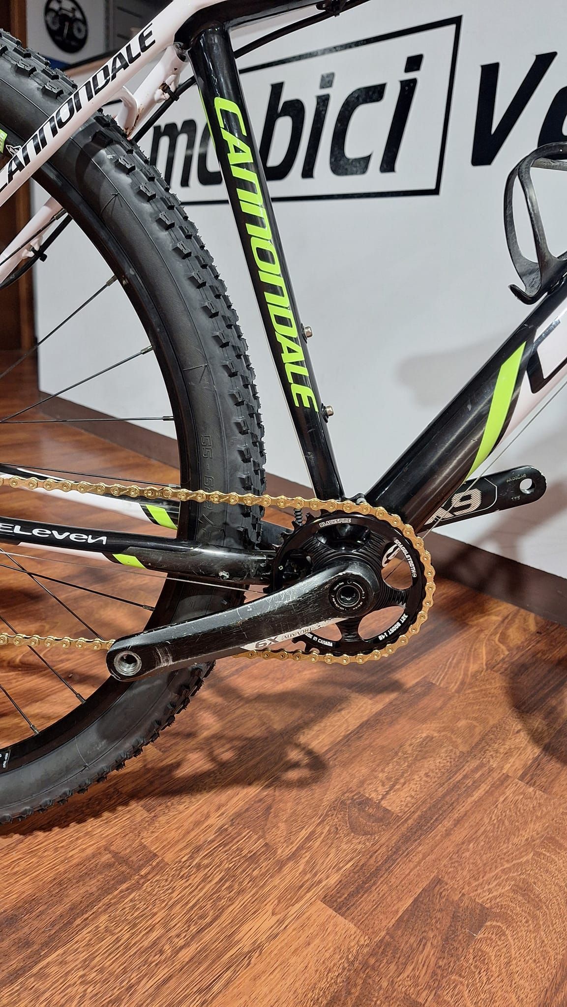 Primo piano di una bicicletta su un pavimento di legno.