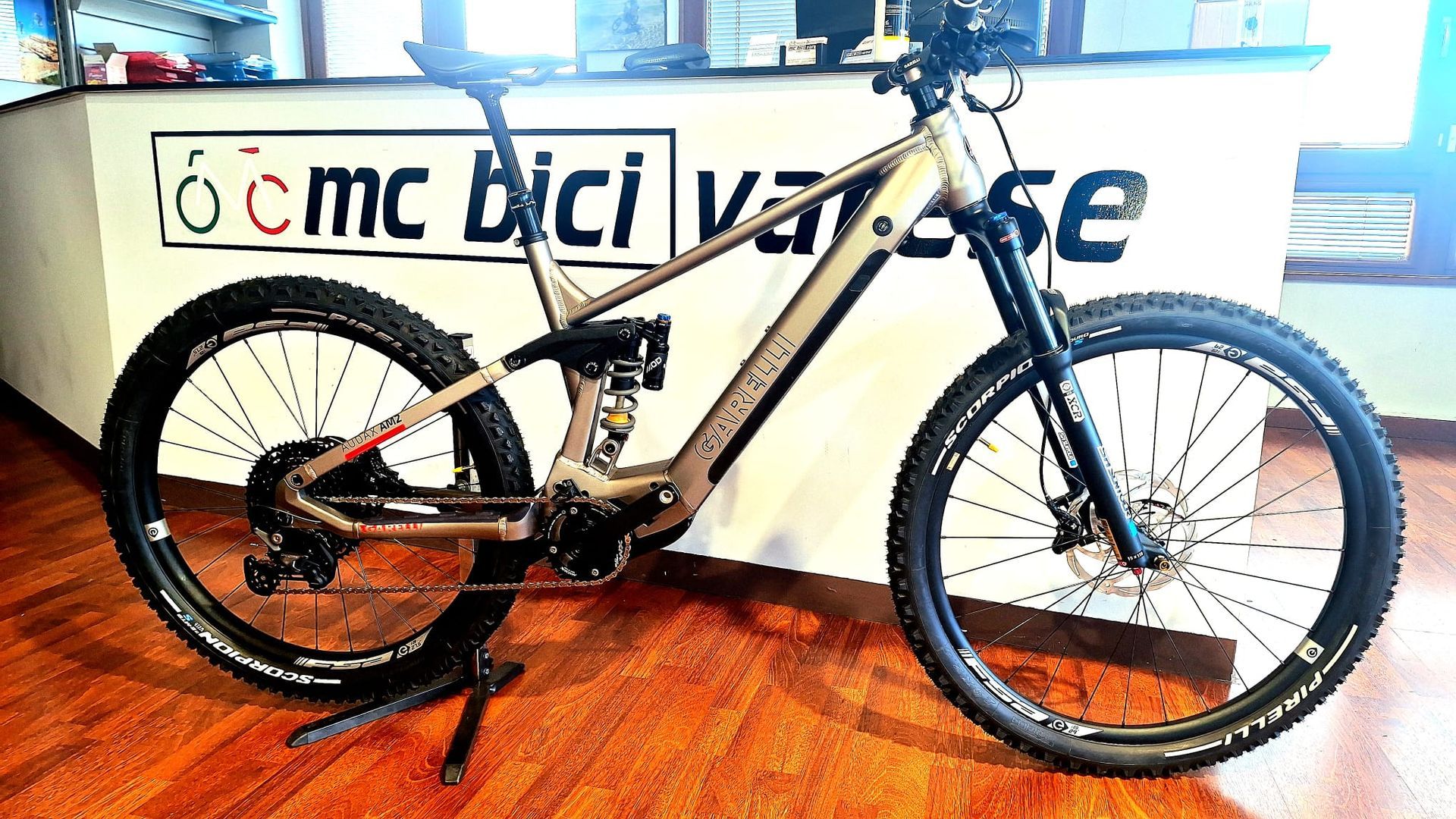 Una bicicletta è parcheggiata davanti al bancone di un negozio.