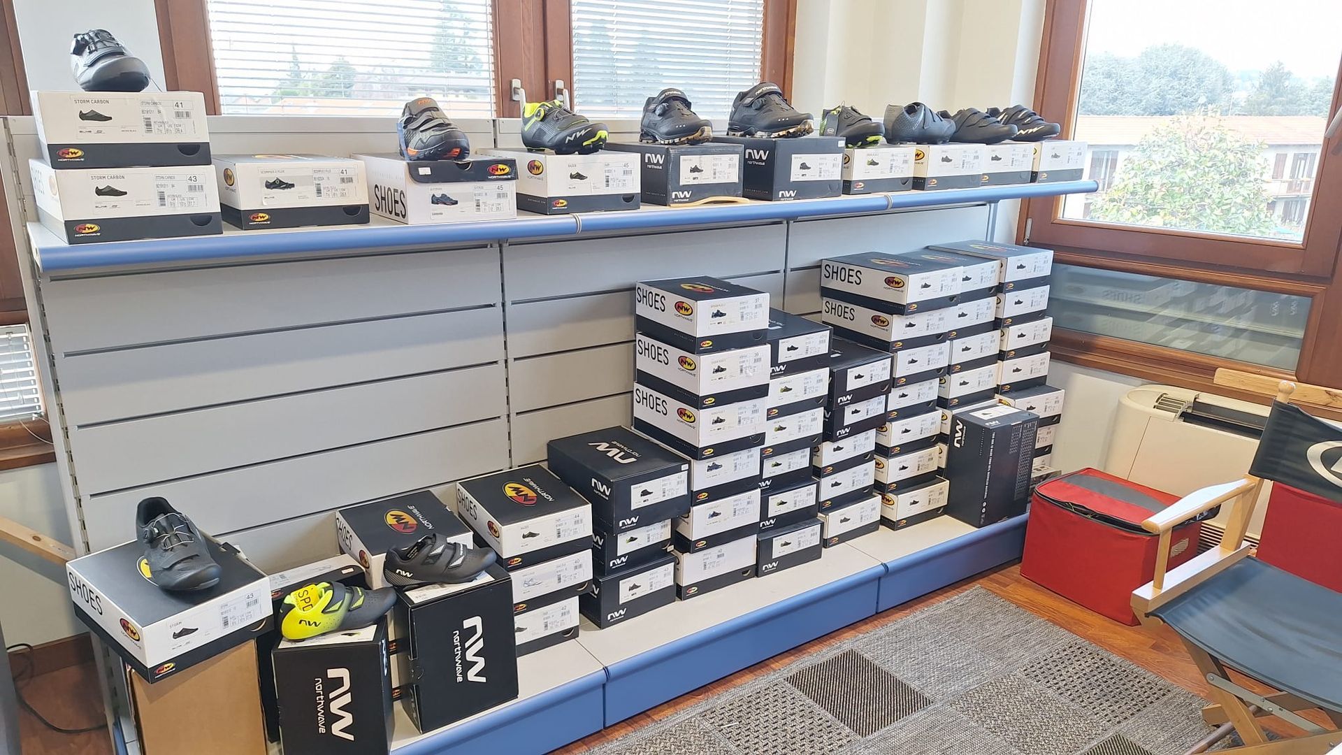 Un negozio pieno di scarpe e scatole.