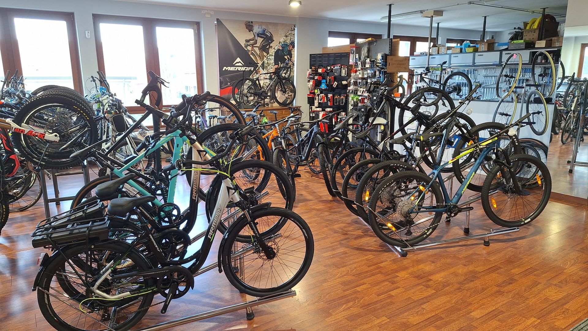 Uno showroom pieno di biciclette esposte.