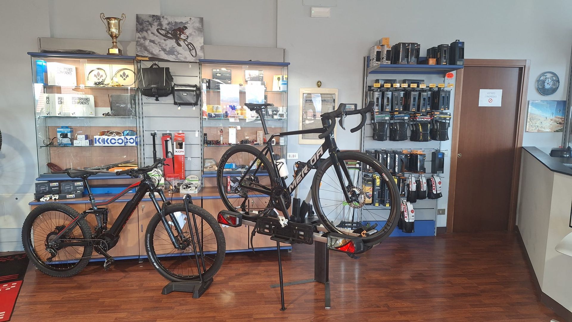 Due biciclette sono parcheggiate su una rastrelliera in un negozio.
