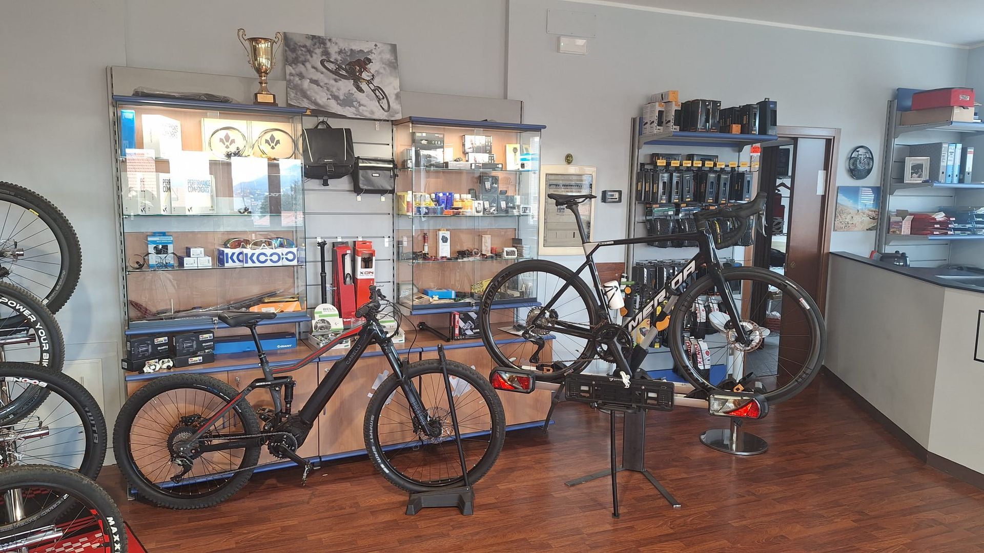 Una bicicletta è appoggiata su un supporto in un negozio di biciclette.