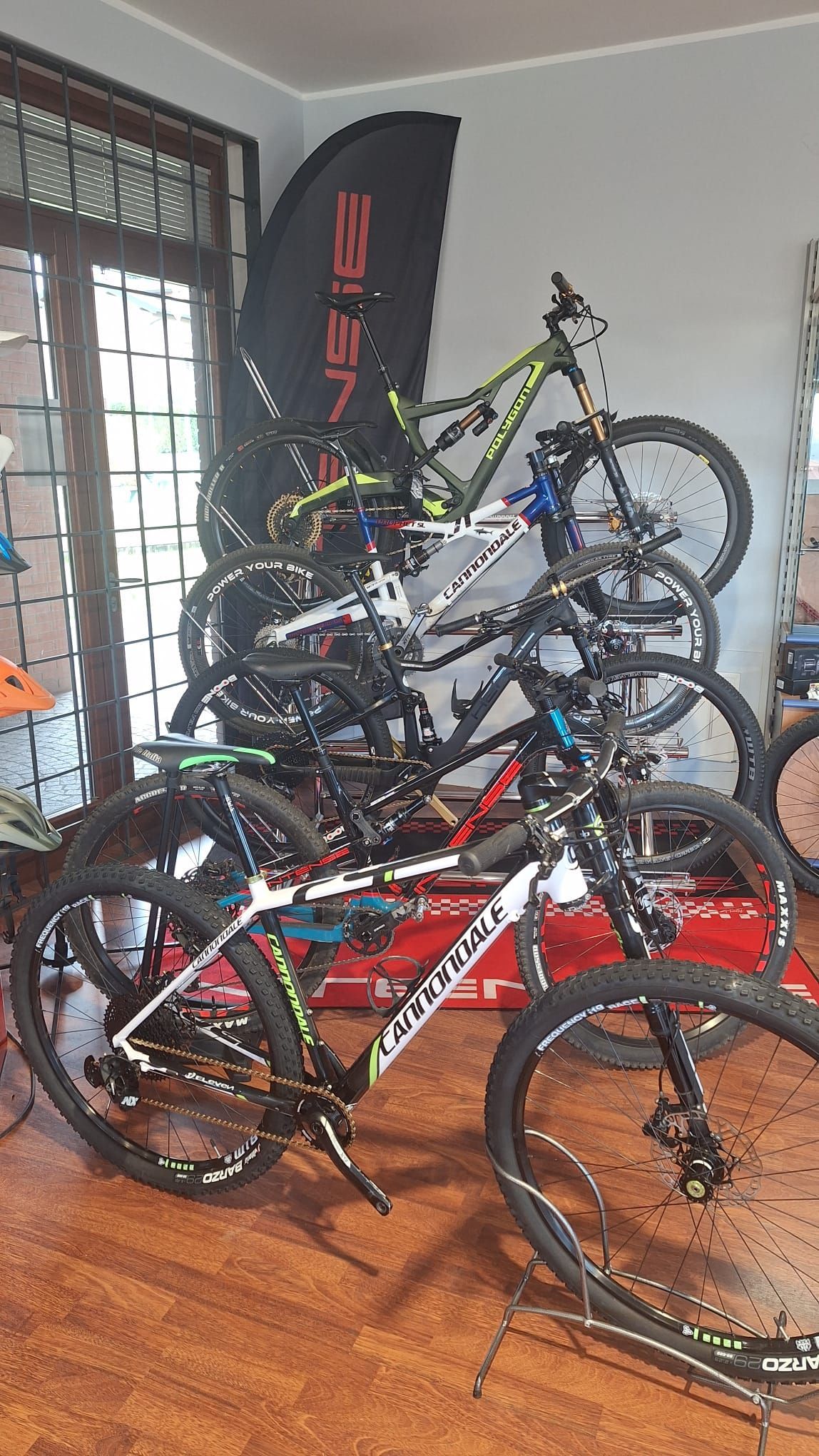 Un mucchio di biciclette sono accatastate una sopra l'altra in una stanza.