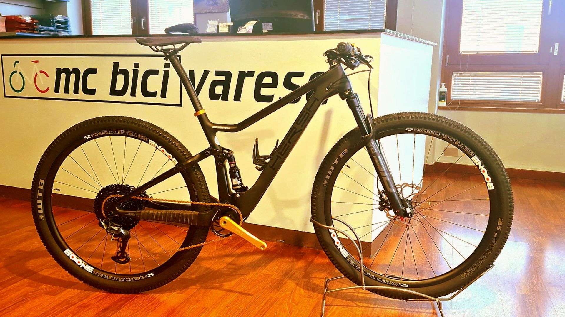Una bicicletta è parcheggiata davanti a un cartello che dice mc bici vares