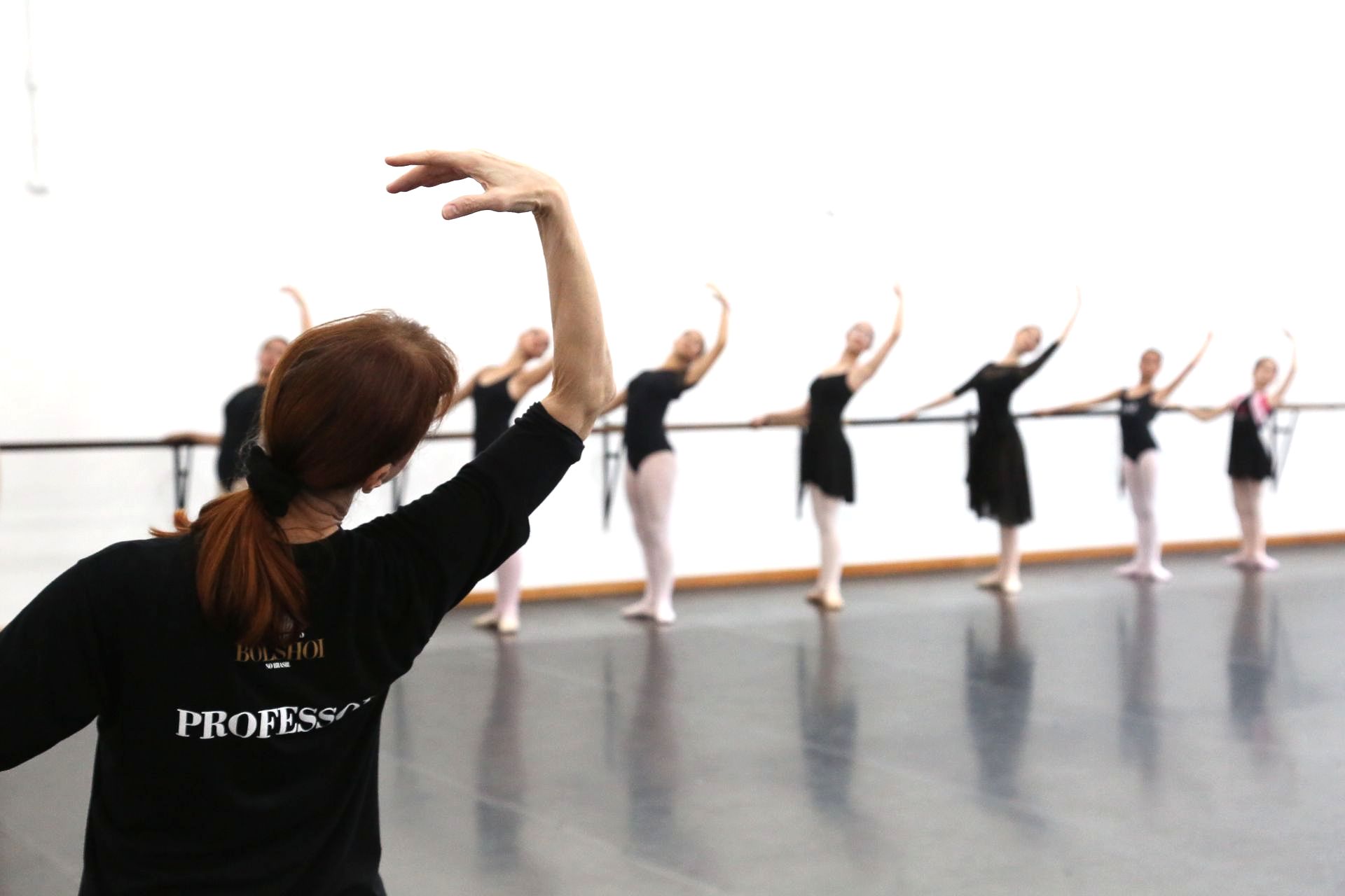 Professora Ludmila Sinelnikova sendo professora nos cursos da Escola Bolshoi