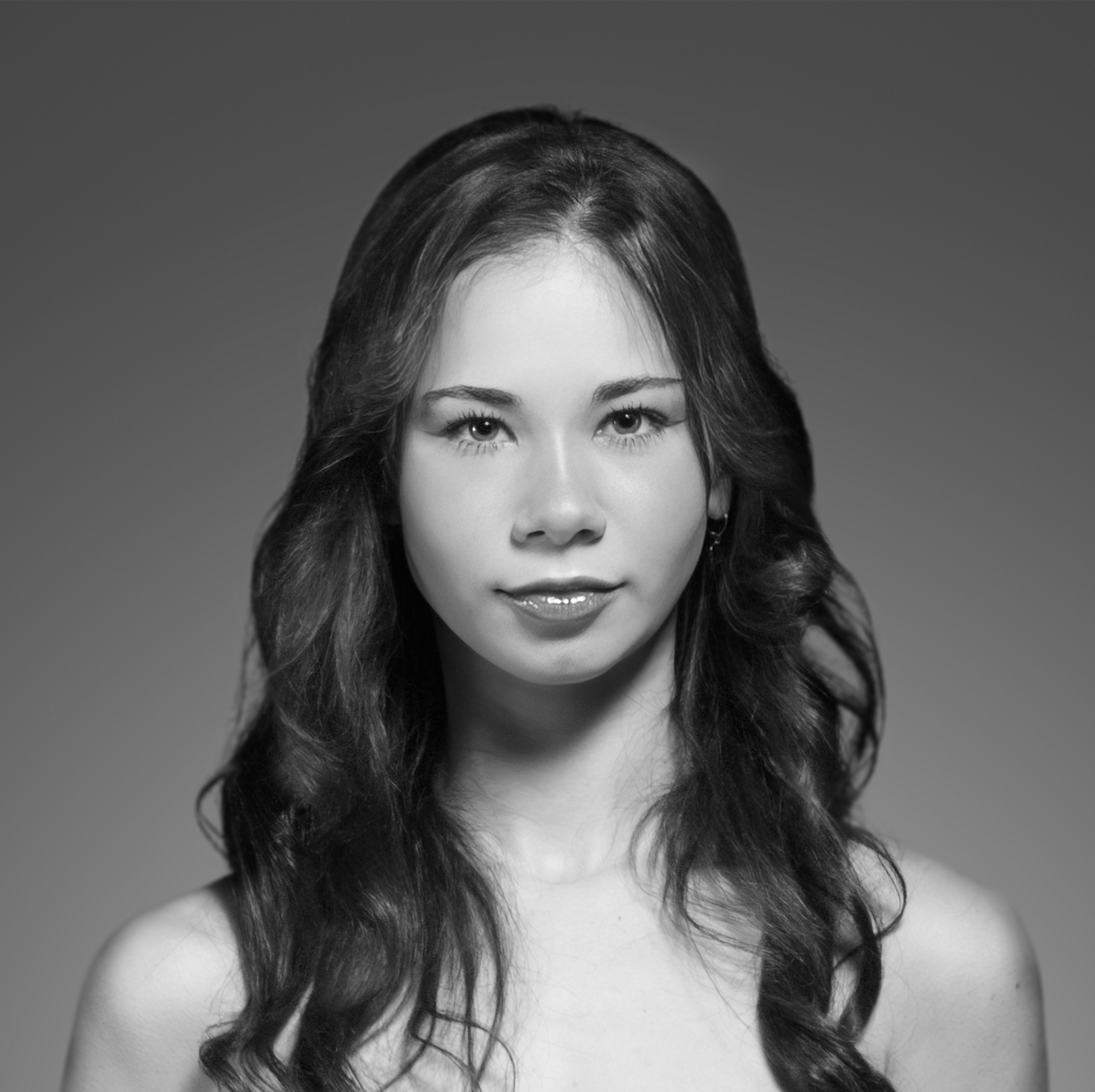 Uma foto em preto e branco de uma mulher com cabelos longos.