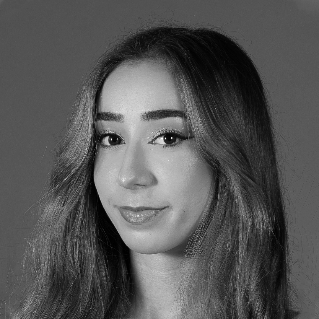 Uma foto em preto e branco de uma mulher com cabelos longos.