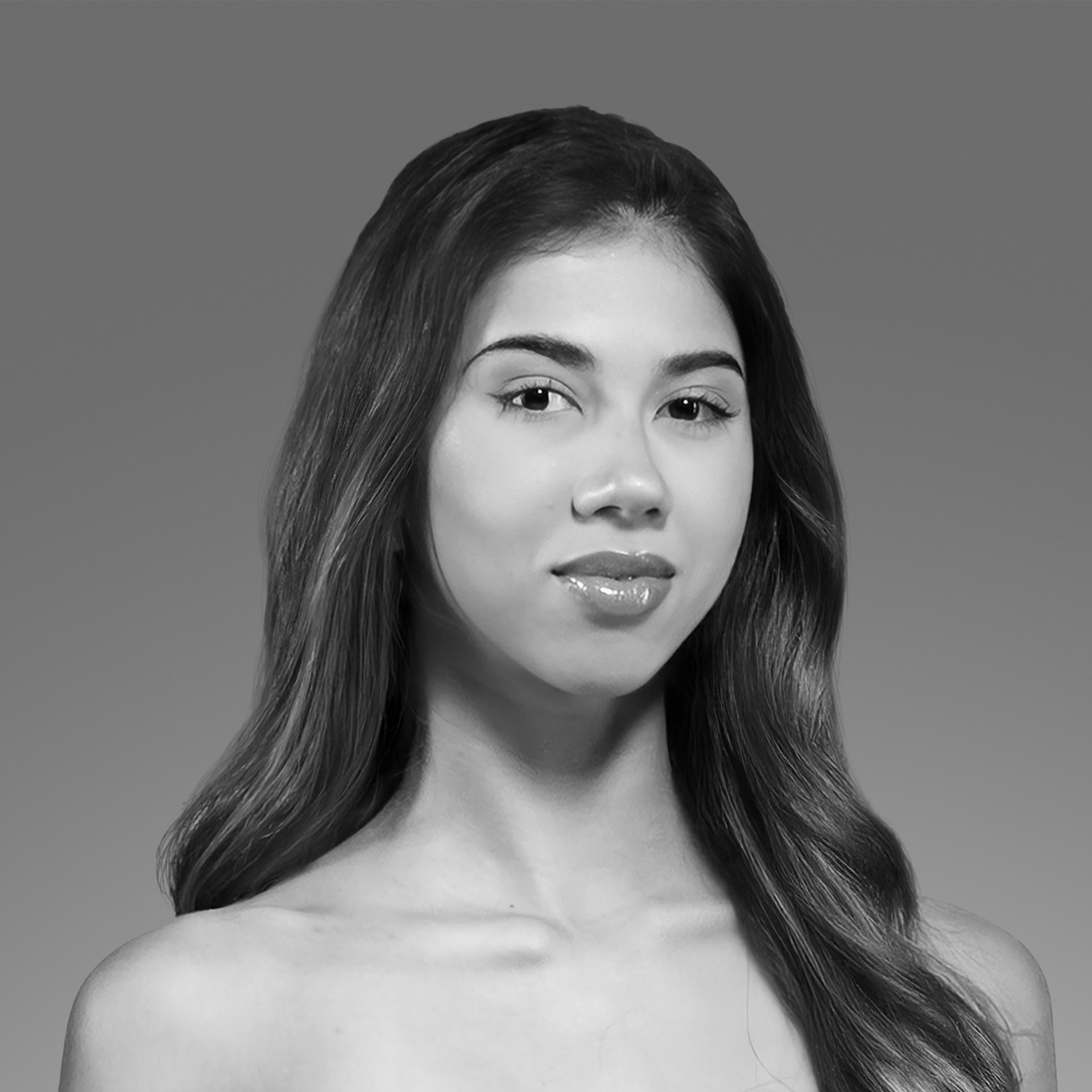 Uma foto em preto e branco de uma mulher com cabelos longos.