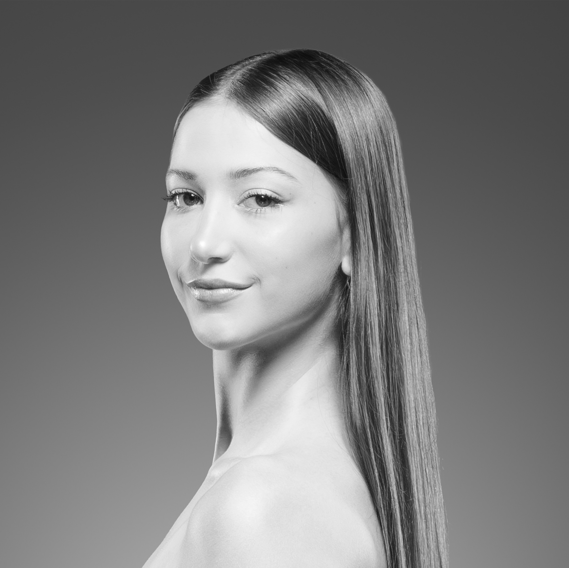 Uma foto em preto e branco de uma mulher com cabelos longos.