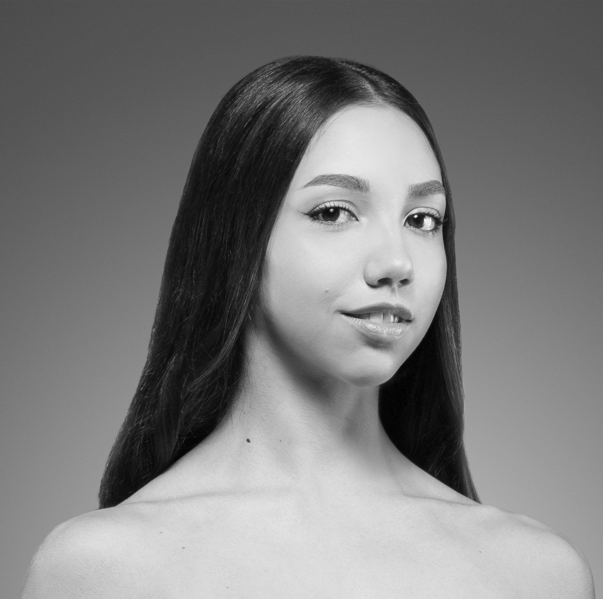 Uma foto em preto e branco de uma jovem mulher com cabelos longos.