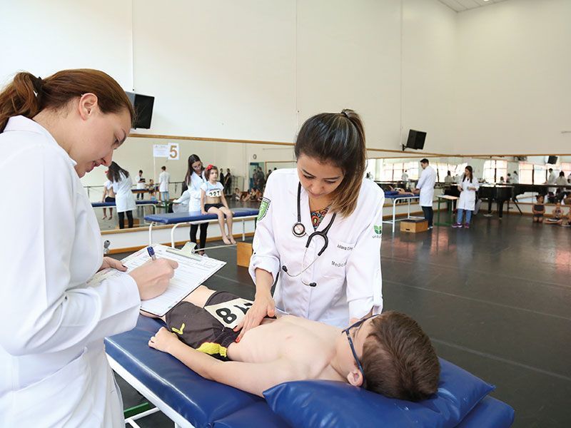 Imagens da seleção, candidato sendo avaliado pelos médicos