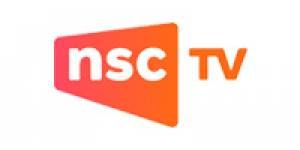 O logotipo da nsc tv é laranja e branco em um fundo branco.