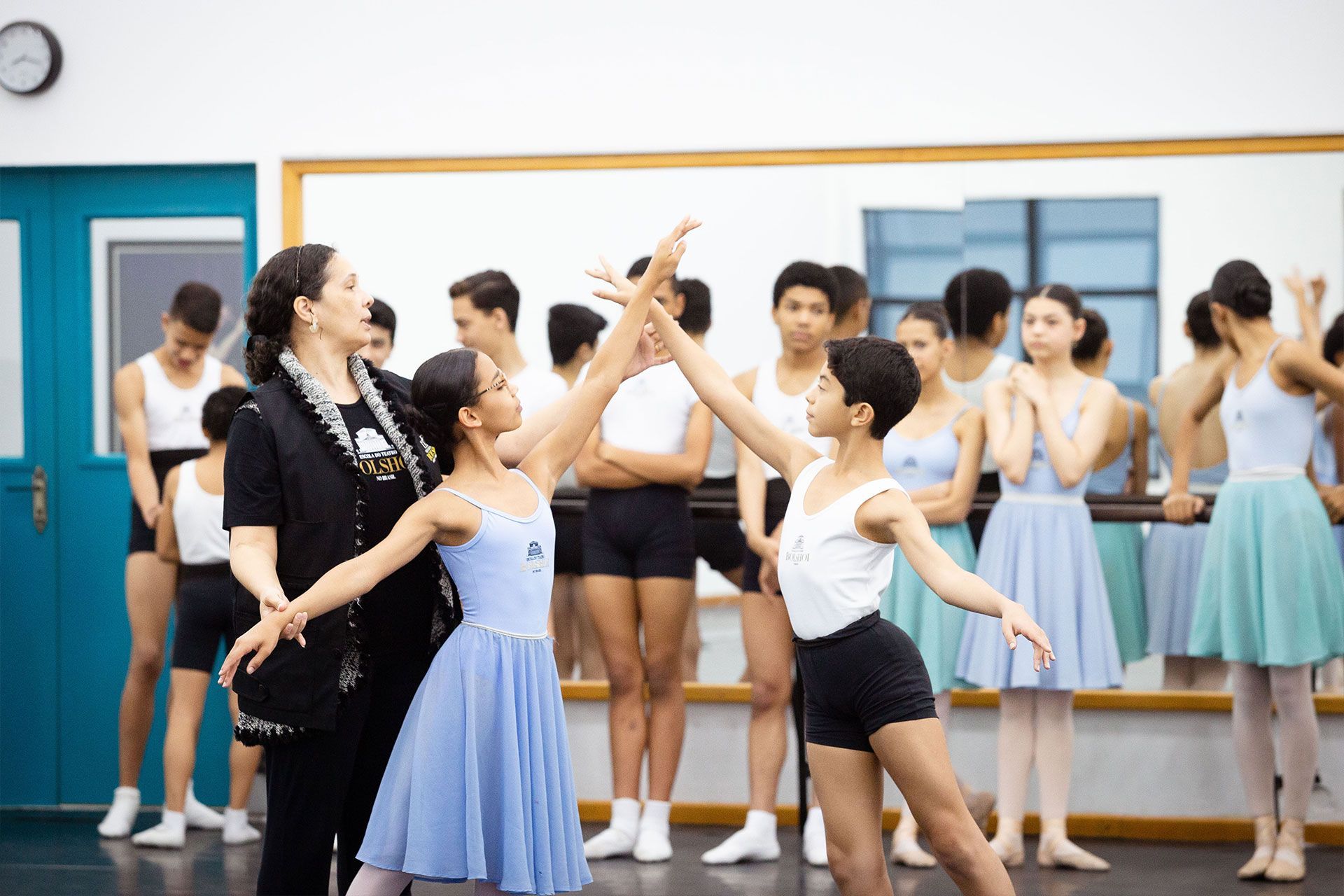 Professora Larissa Araújo corrige alunos do segundo ano em dança popular histórica