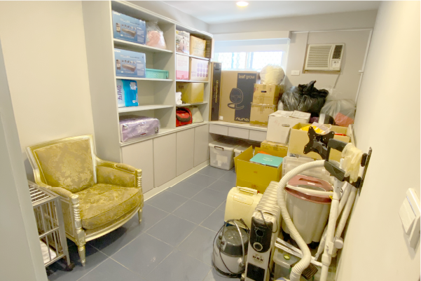 雜亂的儲藏室裡有白色架子、金色椅子和箱子。