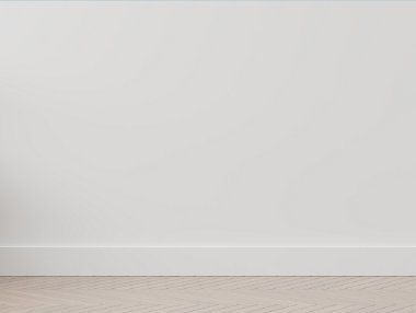 白色牆面，白色踢腳板，淺色木地板。