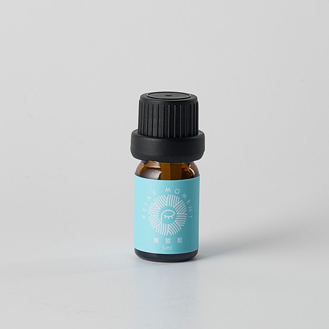 棕色小瓶子，黑色瓶蓋，藍色標籤。