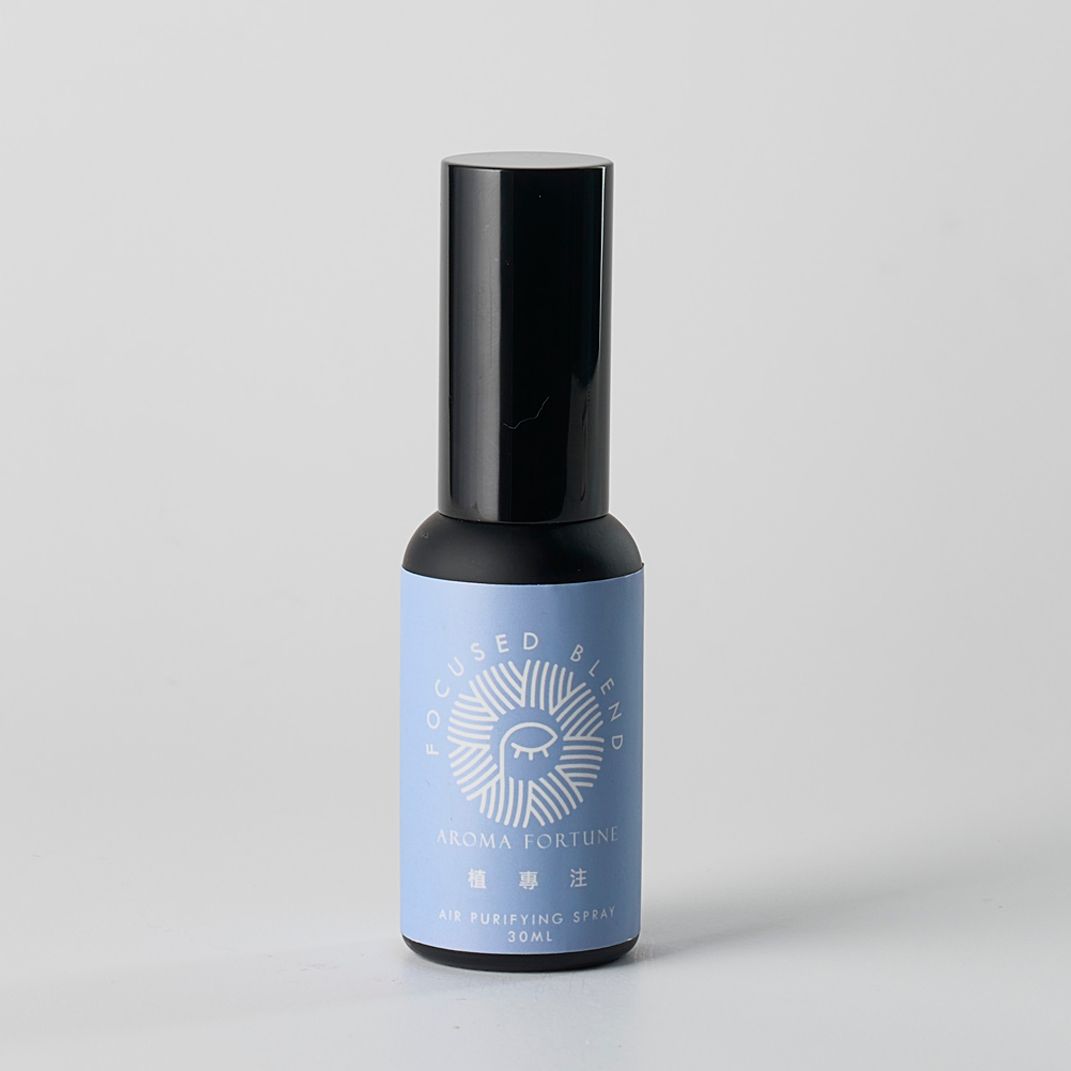 藍色小瓶子，黑色瓶蓋，白色標籤上印有文字和綿羊圖案。