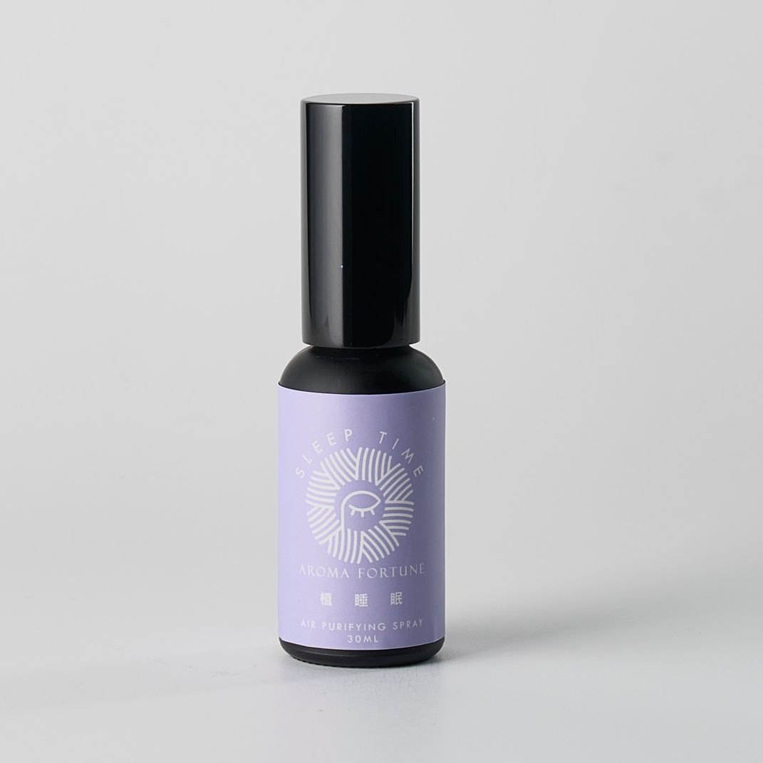 紫色指甲油瓶身，黑色瓶蓋；標籤上有白色標誌和文字。