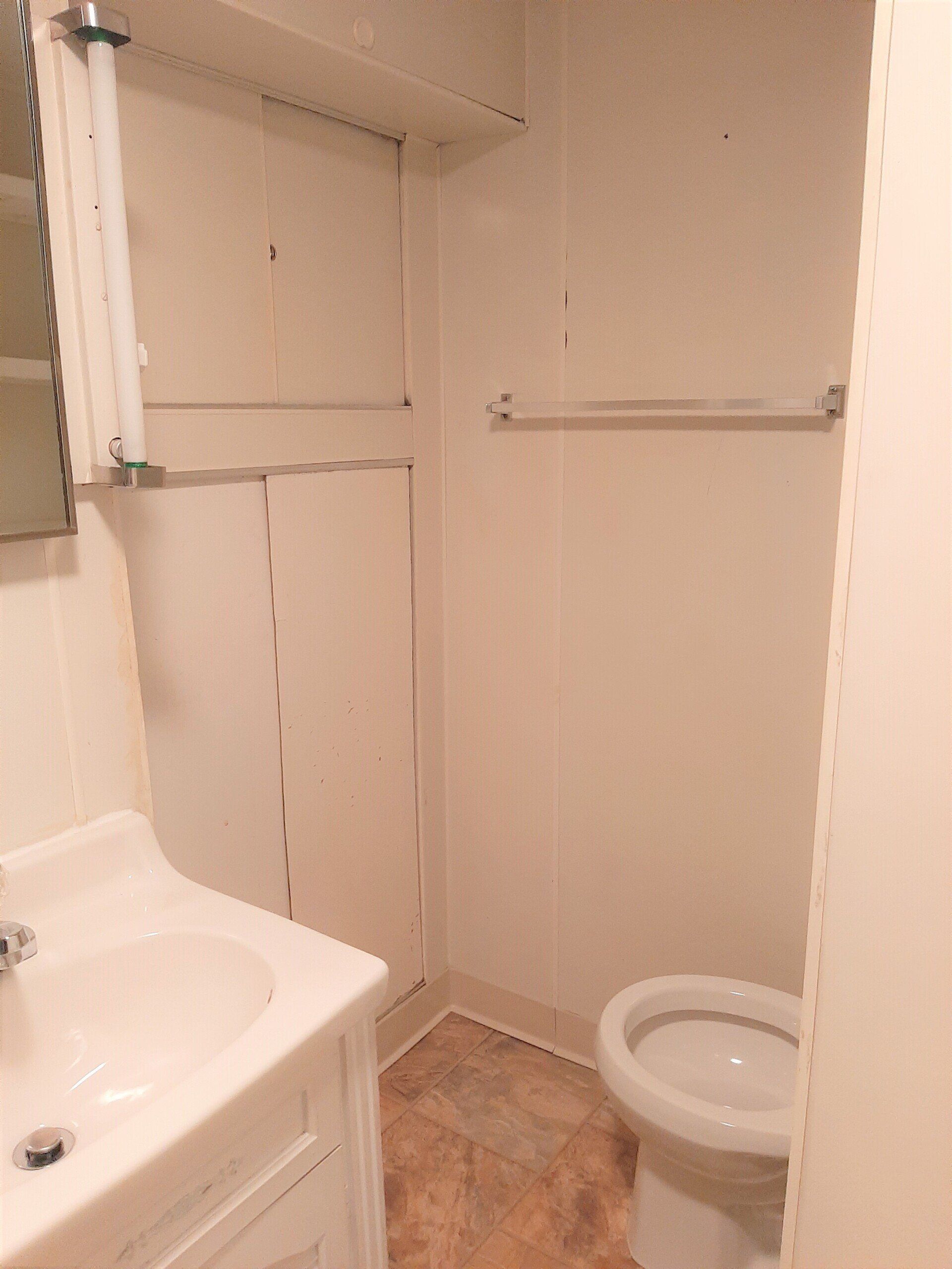 122 S Maple bathroom