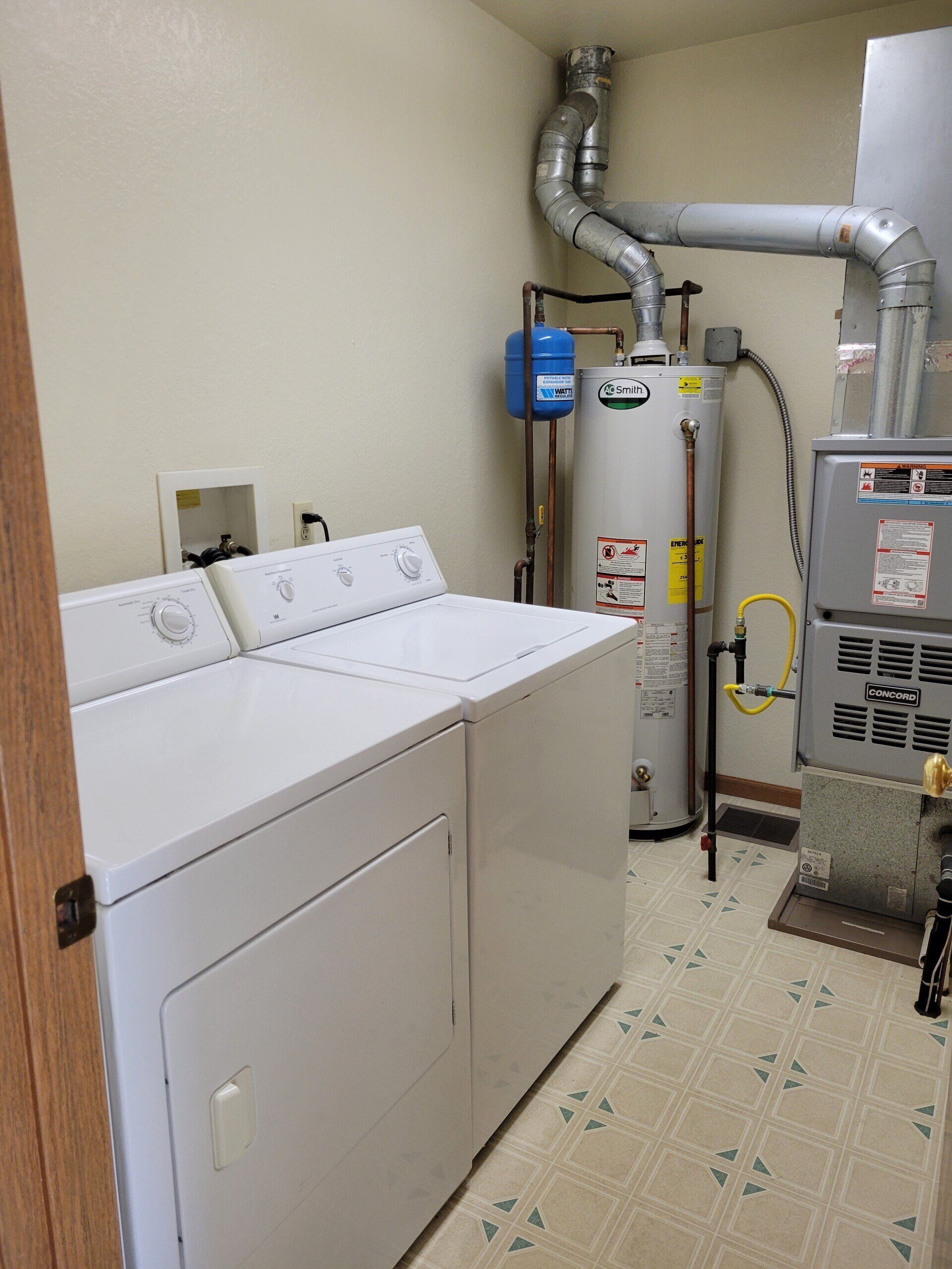 Flats on 6th 725 laundry