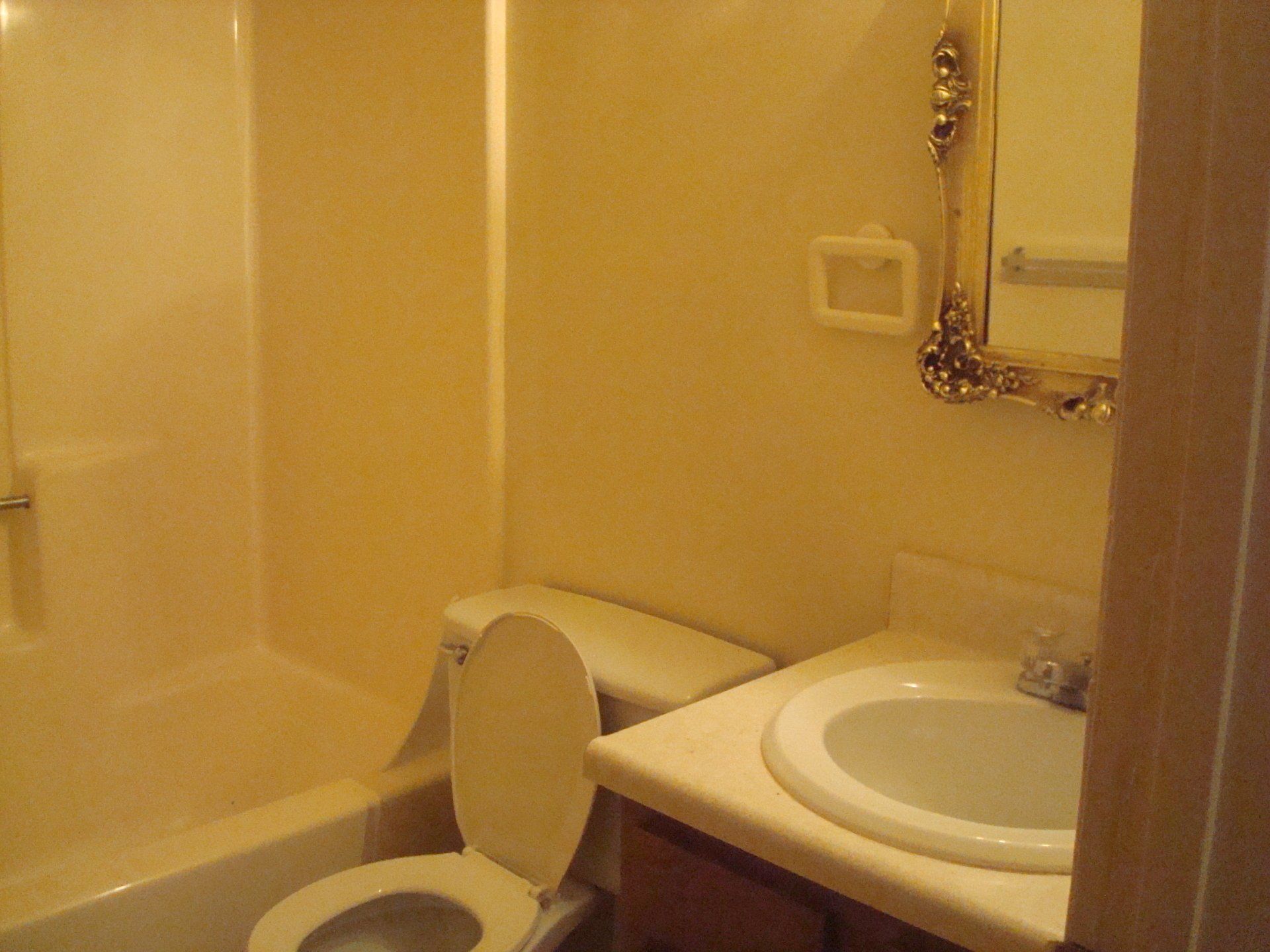 Joan Yellow House 315 bathroom