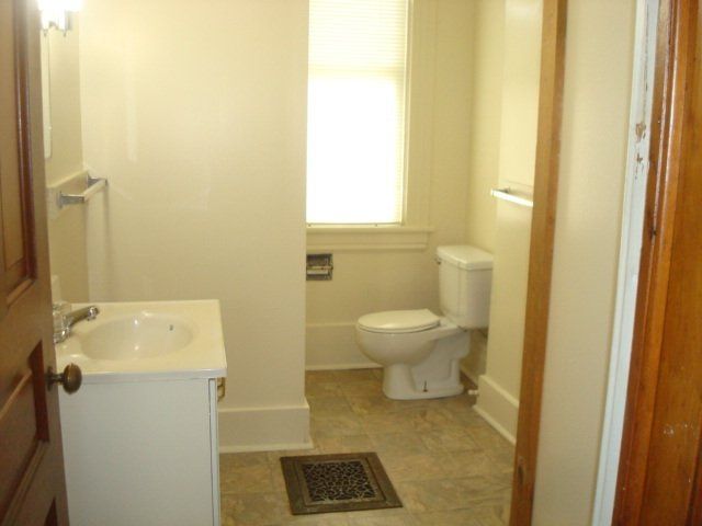 Joan Yellow House 317 Unit C bathroom