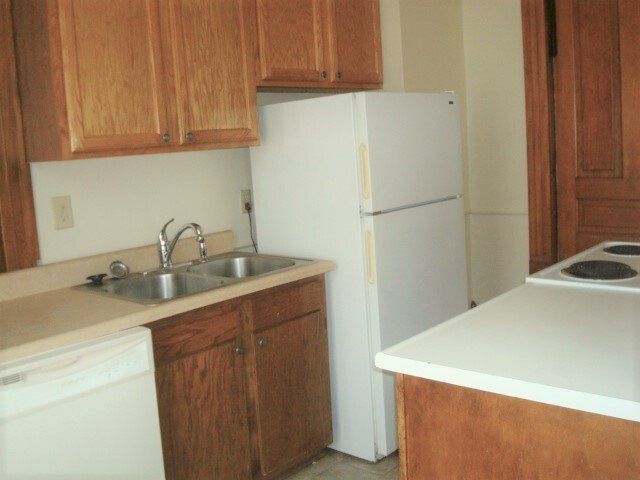 Joan Yellow House 317 Unit C kitchen