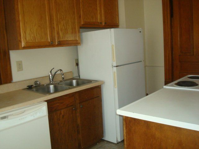 Joan Yellow House 317 Unit C kitchen