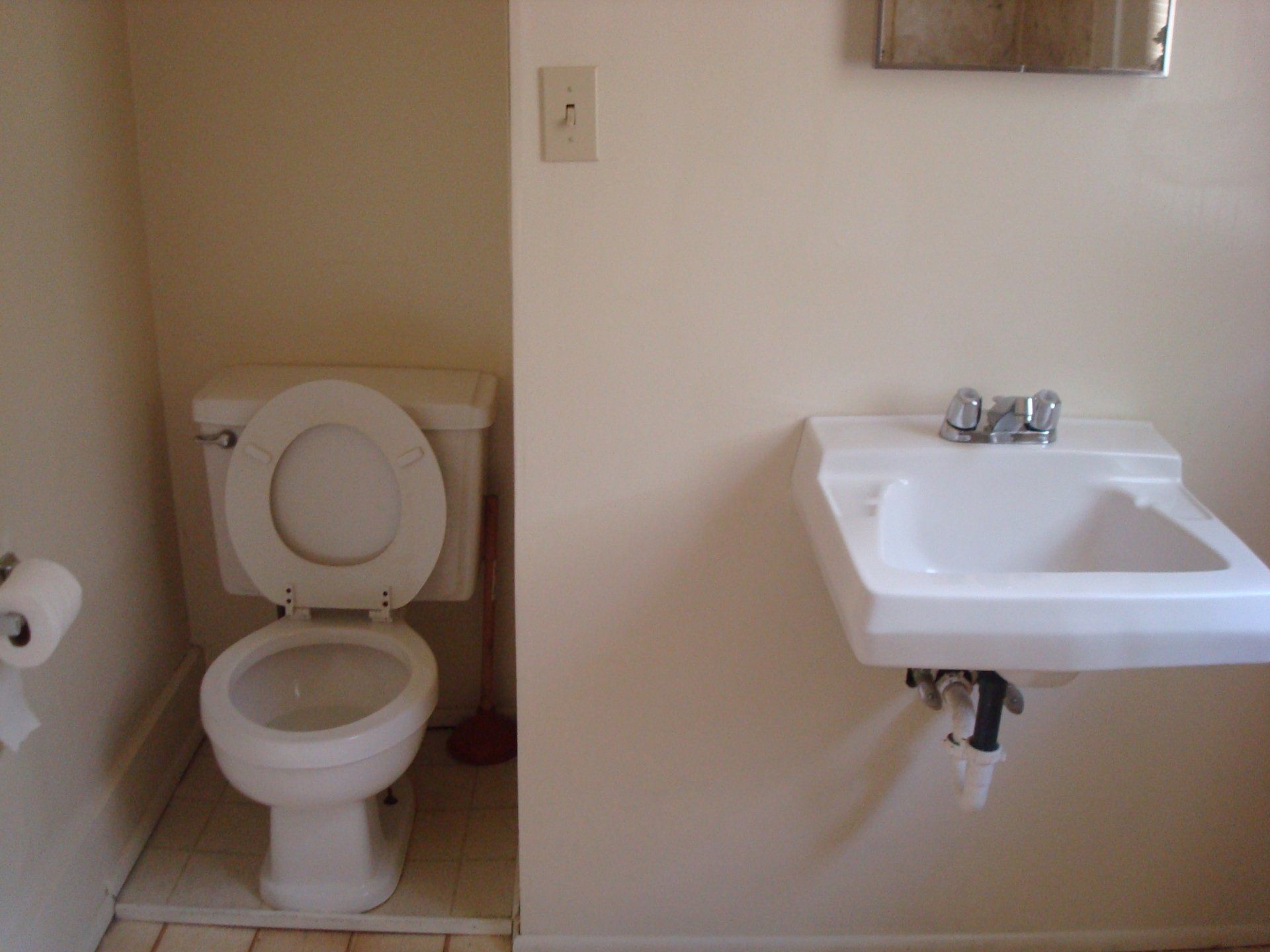 Merry House Apartments Unit 1 bathroom