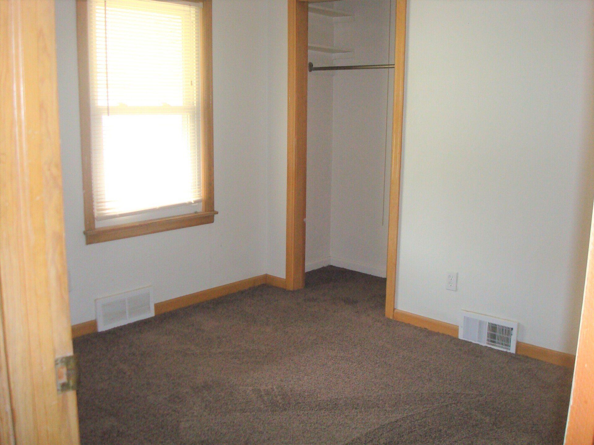 122.5 S Maple living bedroom