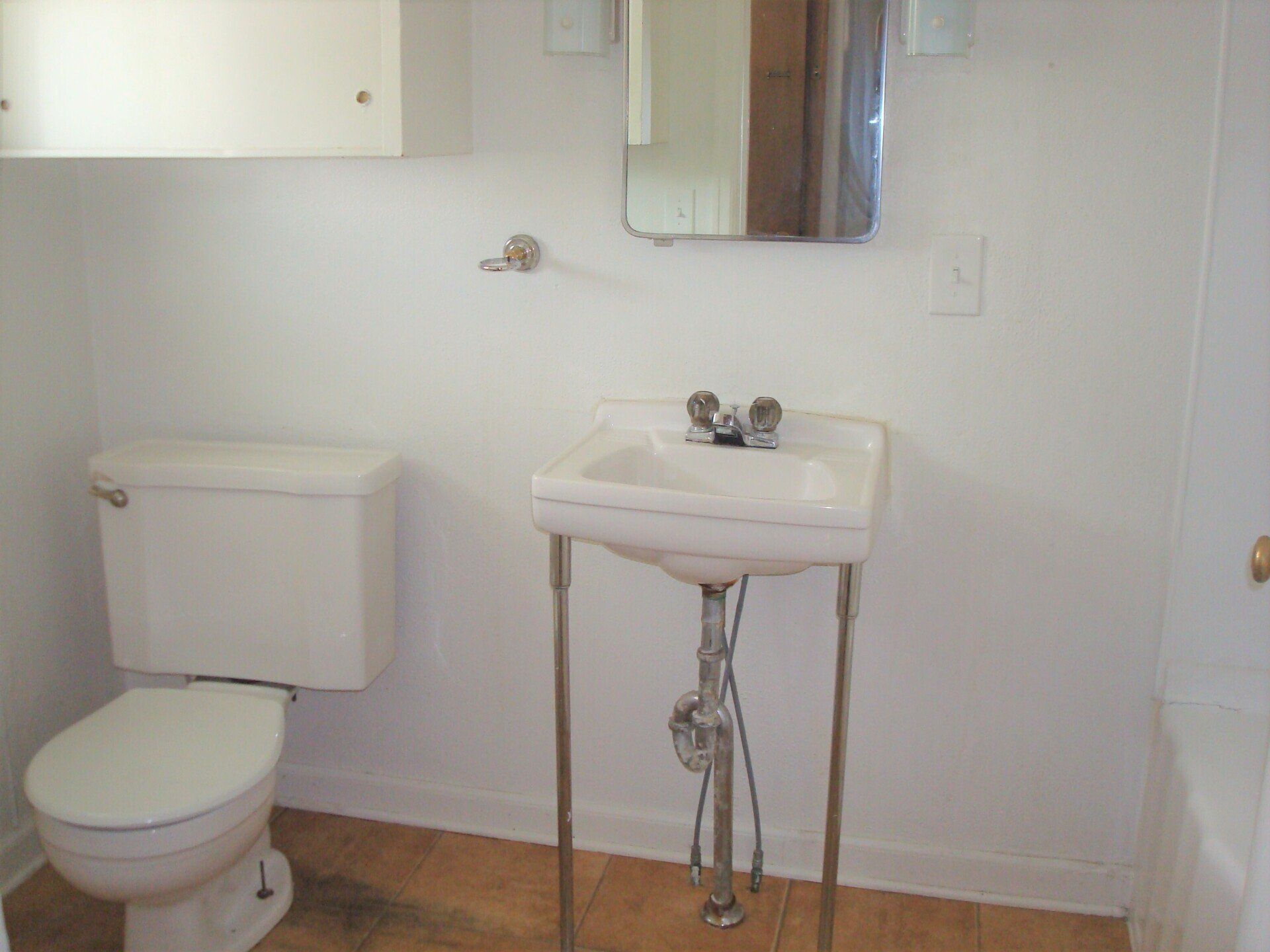 122.5 S Maple living bathroom