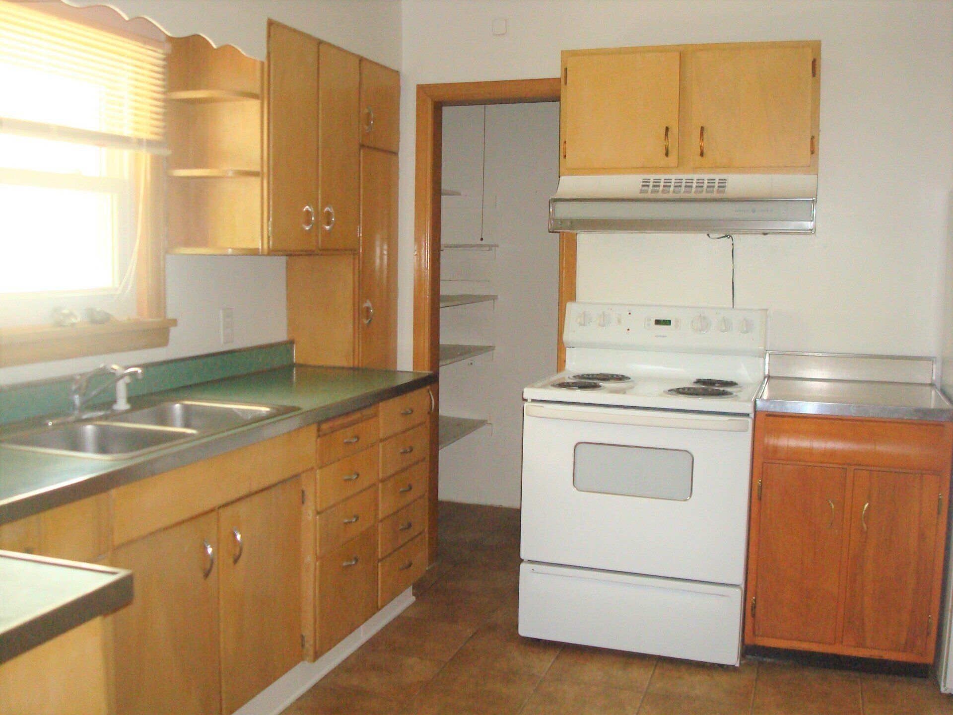 122.5 S Maple kitchen