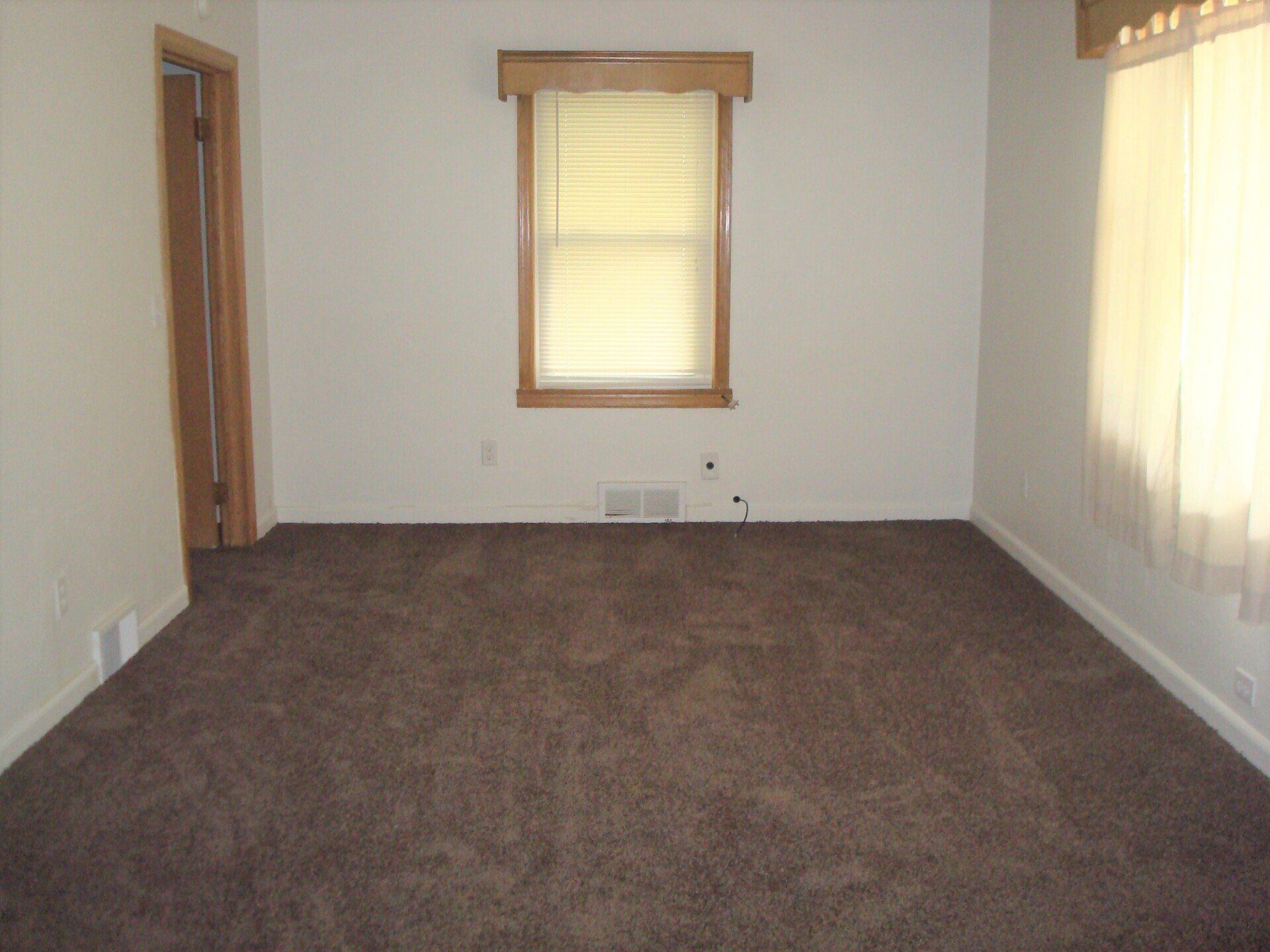 122.5 S Maple living room