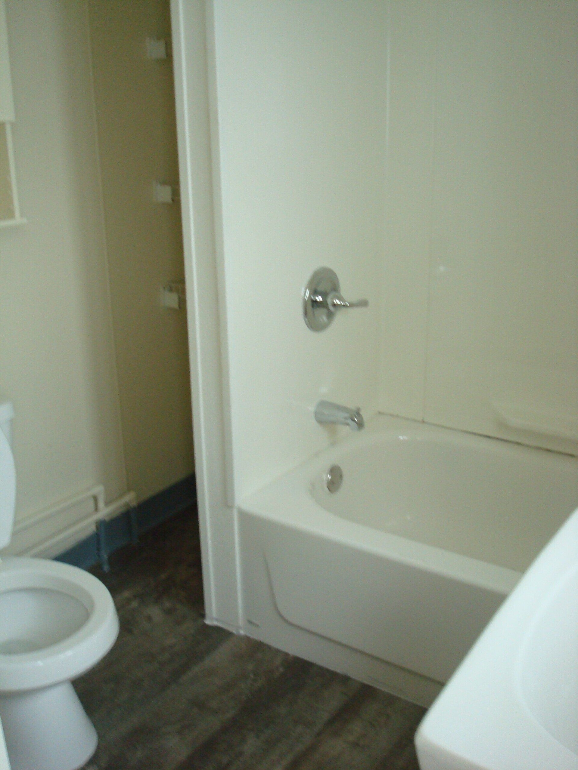 124 South Maple living bathroom