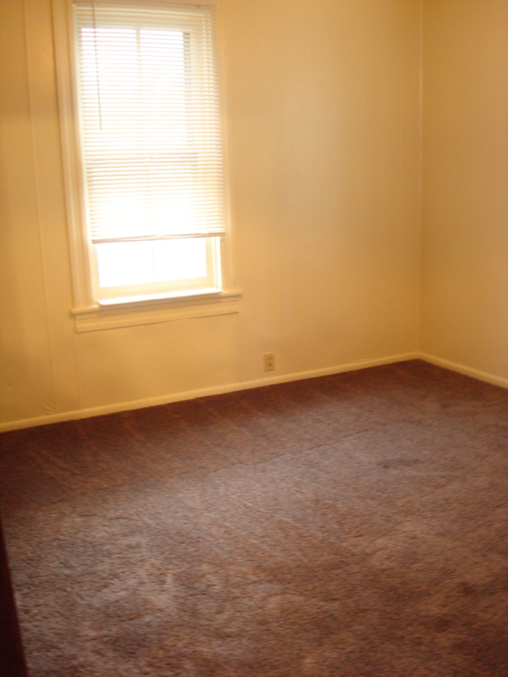 124 South Maple living bedroom