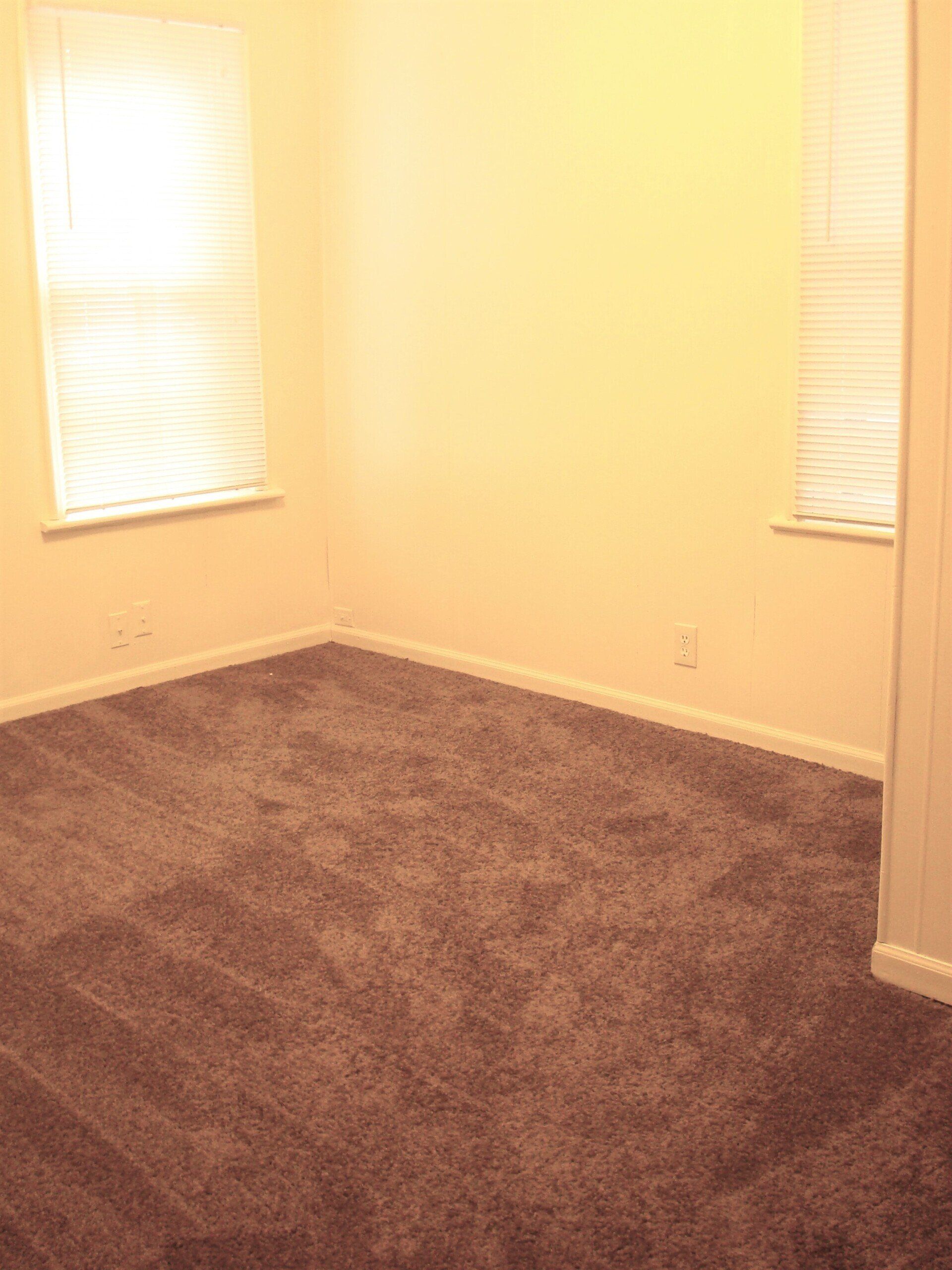 124 South Maple living bedroom