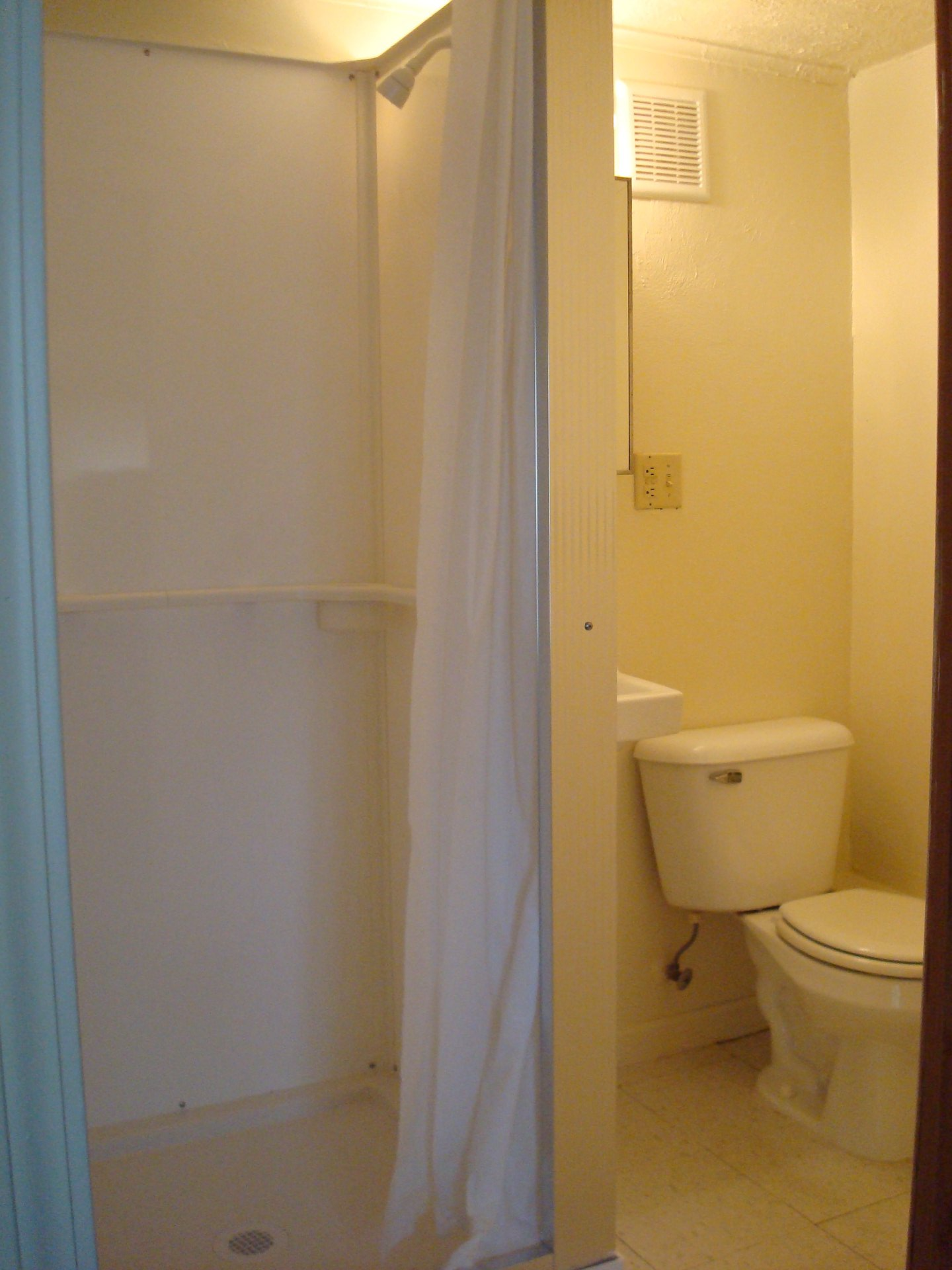 university lane apartments unit 1.5 bathroom