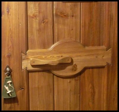 particolare chiusura porta in legno